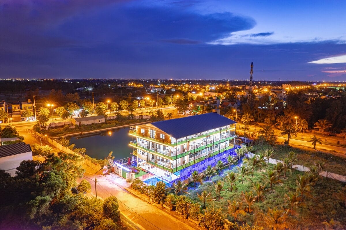 The house beside the lake at blue hour