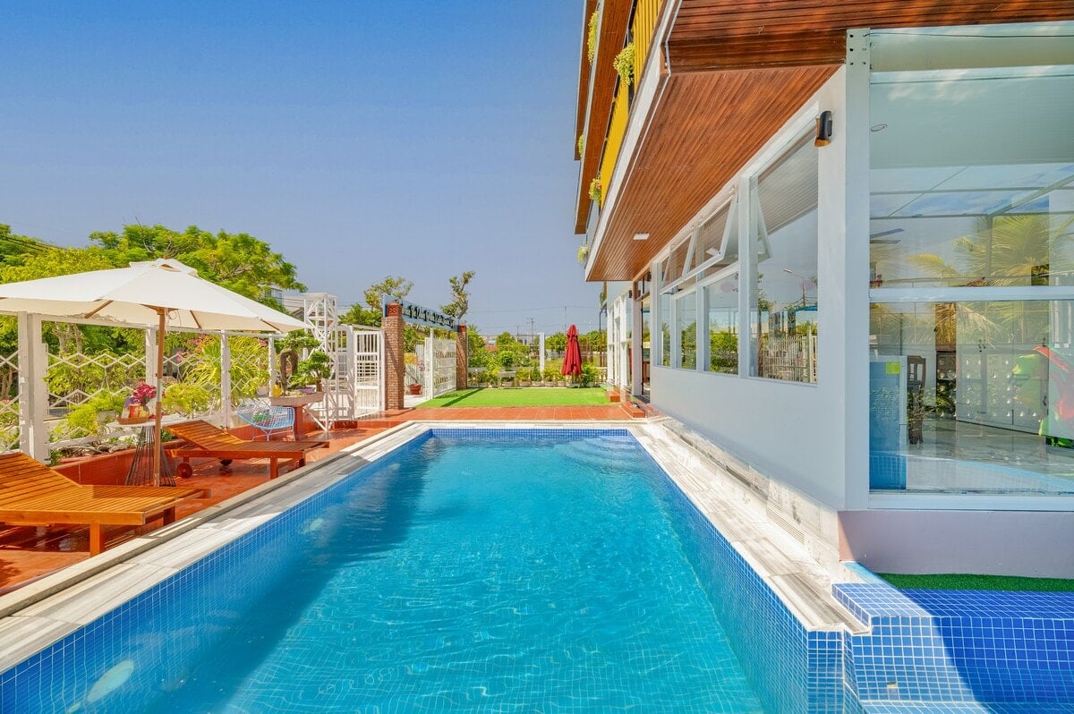 The pool in the afternoon, the restaurant alongside